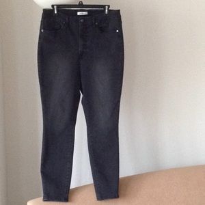 🍃🌹Good American - 'Good Legs Crop' Fade Jeans